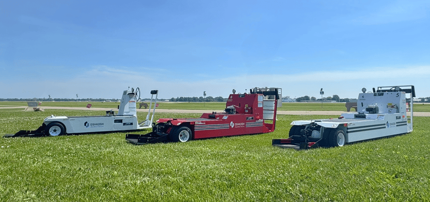 航空機・ヘリコプター ANA towbarless tractor The towbarless tractor (TBL) on a runway of an international